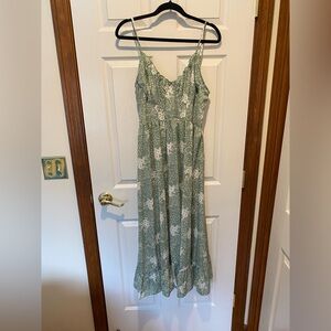 NWT Boho V-neck Midi Dress with adjustable straps in green floral. Size L.